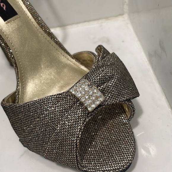 Sparkly Gold and Black Pumps - Picture 5 of 10